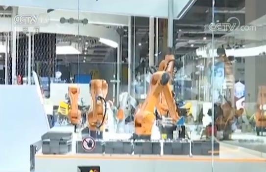 智能驅動未來 高端裝備展區機器人驚艷亮相，互聯網技術服務賦能產業升級